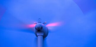 Eine Windkraftanlage dreht sich in einem Windpark.