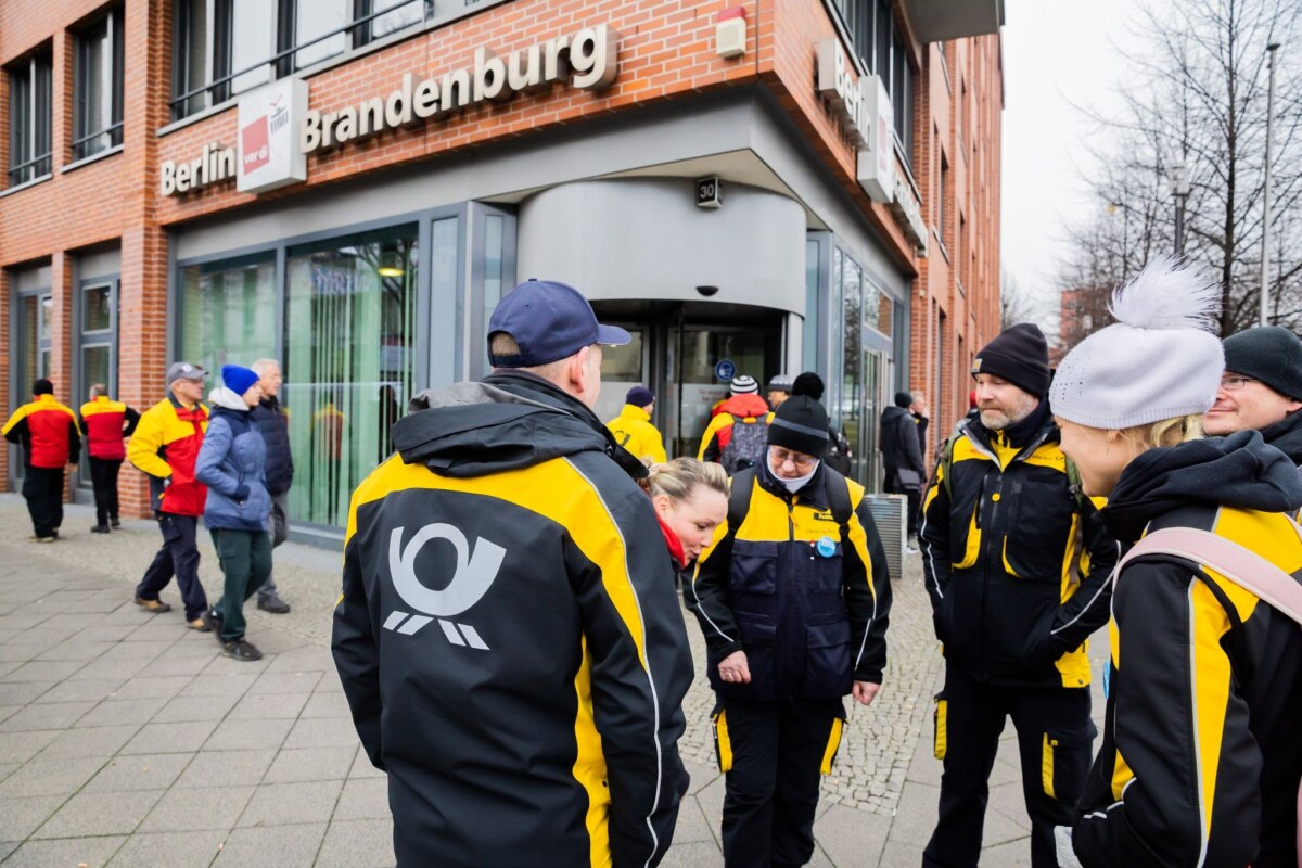 Warnstreiks bei der Post Post-Beschäftigten haben sich vor dem Sitz des Verdi Landesbezirks Berlin-Brandenburg versammelt.