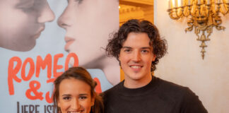 Yasmina Hempel und Paul Csitkovics sind "Romeo und Julia". Bild: Jörn Hartmann