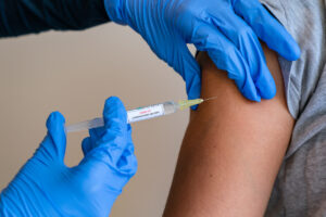 Mit der dritten Dosis vollständig geimpft. Bild: iStock/Getty Images Plus/Chaz Bharj