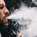 Das Gesundheitsrisiko beim Rauchen von E-Zigaretten ist weitaus geringer als bei normalen Glimmstengeln, sagt Antonios Nestoras. Bild: iStock/Getty Images Plus/Prostock-Studio