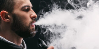 Das Gesundheitsrisiko beim Rauchen von E-Zigaretten ist weitaus geringer als bei normalen Glimmstengeln, sagt Antonios Nestoras. Bild: iStock/Getty Images Plus/Prostock-Studio