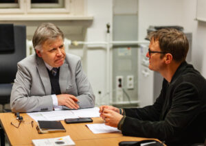 Landeswahlleiter Stephan Bröchler beim Interview mit Redakteur Nils Michaelis in der Geschäftsstelle der Landeswahlleitung. Bild: Sascha Uhlig