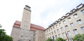 Rathaus Neukölln: Hier könnte bald die CDU das Ruder übernehmen. Bild: IMAGO/Sabine Gudath