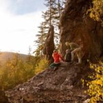 Zwei Menschen machen Wanderrast