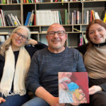 Kuratorin Ila Wingen mit Olaf Kusche und der Künstlerin Marie Haufe (v.l.). Bild: Sara Klinke/Berliner Abendblatt