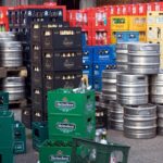 Mehr als 20.000 Euro Pfand ergaunerten sich zwei Gastronomie-Mitarbeiter seit 2019. Bild: IMAGO / Frank Sorge