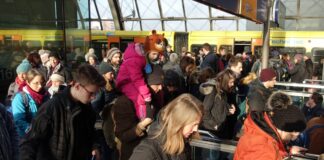 Gedränge am Hauptbahnhof: Fahrgäste von Bahn und Bus brauchen starke Nerven. Bild: IMAGO/Frank Sorge
