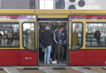 Luft anhalten und dann rein ins Vergnügen. Volle S-Bahn in Berlin. Bild: IMAGO / Schöning