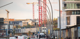 Der Straßenverkehr an der East Side Gallery kann am Wochenende wegen Veranstaltungen in der Mercedes Benz Arena stocken. Bild: IMAGO / Emmanuele Contini