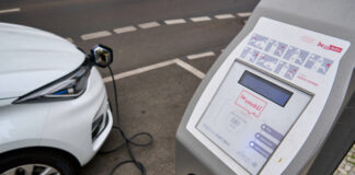 Eine Ladesäule für E-Autos in der Wilhelmstraße in Mitte.Bild: IMAGO/snapshot