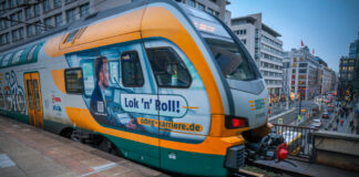 Ein Regionalexpress am Bahnhof Friedrichstraße. Bild: IMAGO/Rüdiger Wölk.