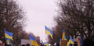 Menschen bei Demo gegen russischen Angriffskrieg.
