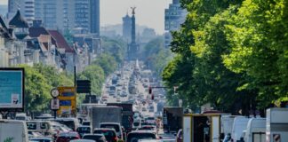 Autos, LKW und Lieferfahrzeuge stehen im Stau.