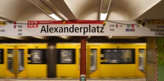 Blick auf eine abfahrende U2 am Alexanderplatz.