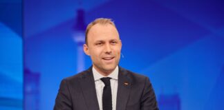 Sebastian Czaja, Spitzenkandidat der FDP, steht im Studio des rbb.