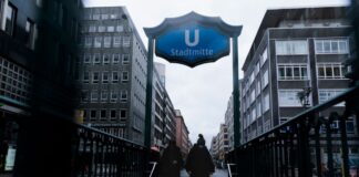 Passanten betreten die U-Bahn Station Stadtmitte in der Mitte der Friedrichstrasse.