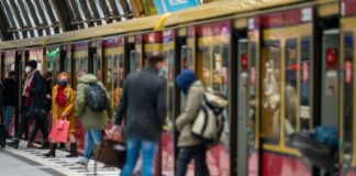 Fahrgäste steigen in eine S-Bahn ein.