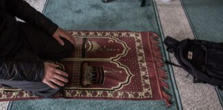 Muslime verrichten das Freitagsgebet in einer Moschee während eines Gottesdienstes.
