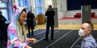 Eine Frau in einem Einhorn-Kostüm gibt in ihrem Wahllokal in Berlin-Friedrichshain ihre Stimmzettel zur Wahl zum Berliner Abgeordnetenhaus ab.