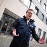 Vladimir Prebilic, Delegationschef der Wahlbeobachter des Europäischen Rates, spricht in Berlin-Charlottenburg mit dpa-Journalisten.