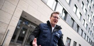 Vladimir Prebilic, Delegationschef der Wahlbeobachter des Europäischen Rates, spricht in Berlin-Charlottenburg mit dpa-Journalisten.