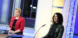 Die Regierende Bürgermeisterin Franziska Giffey (l), steht im RBB-Studio im Abgeordnetenhaus.