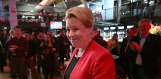 Franziska Giffey (SPD), Regierende Bürgermeisterin von Berlin, kehrt in den Festsaal zurück.