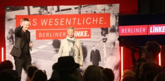 Linke-Spitzenkandidat Klaus Lederer und Linke-Landesvorsitzende Katina Schubert stehen bei der Linke-Wahlparty nach Bekanntgabe der Prognose auf der Bühne.