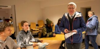 Stephan Bröchler holt in einem Wahllokal im Berliner Bezirk Pankow seine Stimmzettel ab.