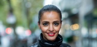 SPD-Politikerin Sawsan Chebli steht auf der Wilmersdorfer Straße in Charlottenburg.