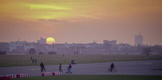 Die Sonne geht hinter dem Tempelhofer Feld unter.