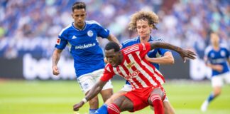 Berlins Sheraldo Becker (l) und Schalkes Alex Kral kämpfen um den Ball.