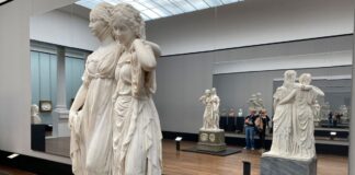 Besucher betrachten in der Ausstellung «Johann Gottfried Schadow.