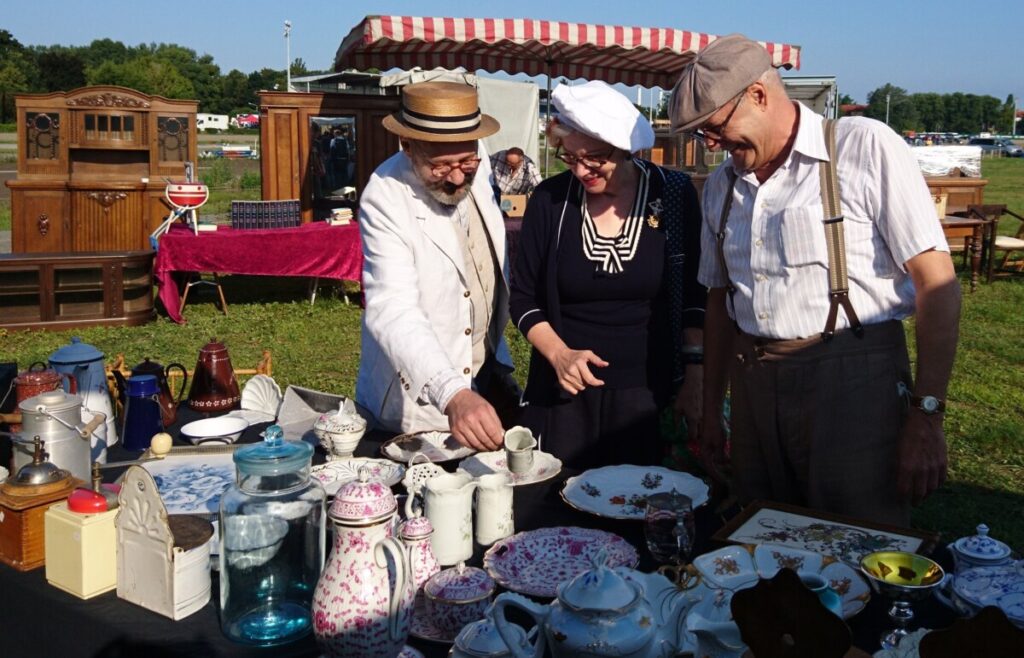 Trabrennbahn Karlshorst Antikflohmarkt startet in Saison