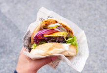 Burger in der Hand.