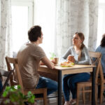 Glücklich und zu zweit in den Frühling. Bild: iStock/Getty Images Plus/fizkes