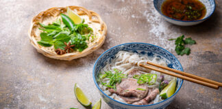 Pho Bo: Reisnudeln mit Rindfleisch in kräftiger Brühe. Die Suppe konnte beim Testessen im "Stern 63" überzeugen. Bild: iStock/Getty Images Plus/fazeful
