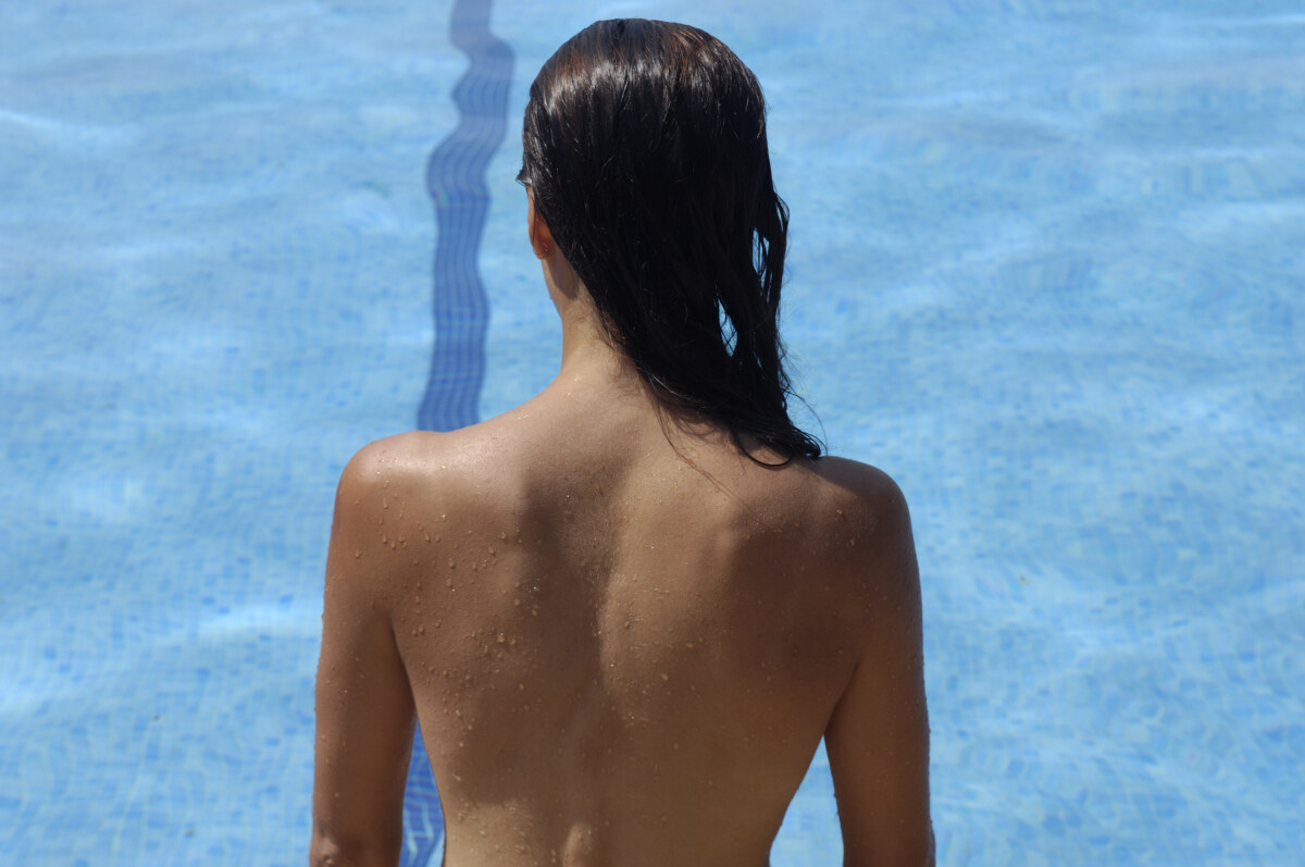 Woman enjoying the pool one summer day In Berliner Schwimmbädern dürfen Frauen jetzt Brust zeigen. Bild: iStock/Getty IMages Plus/curtoicurto