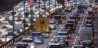 Nicht nur auf einigen Autobahnabschnitten dauert es länger. Bild: IMAGO/Jochen Eckel.