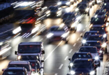 Auf der A111 gilt mal wieder erhöhte Staugefahr. Bild: IMAGO/Jochen Eckel