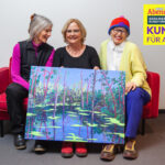 Ila Wingen (rechts) und Sylvia Seelmann (mitte) übergaben der Gewinnerin Sabine Kirchner das Kunstwerk "Summer Swamp". Foto: Sascha Uhlig