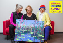 Ila Wingen (rechts) und Sylvia Seelmann (mitte) übergaben der Gewinnerin Sabine Kirchner das Kunstwerk "Summer Swamp". Foto: Sascha Uhlig