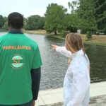 Parkläuferinnen und Parkläufer zeigen Besuchern, wie sie Tiere und Gewässer schützen können. Bild: Think SI3