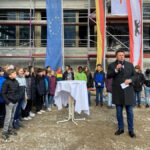 "Mit der Berliner Schulbauoffensive schaffen wir kontinuierlich neue Räume zum Lernen", sagte Stadtentwicklungssenator Andreas Geisel anlässlich des Richtfestes. Bild: Senatsverwaltung für Stadtentwicklung, Bauen und Wohnen