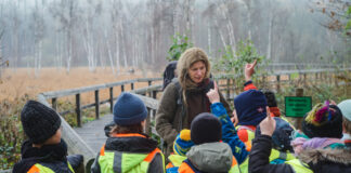 Kinder auf Tour mit der Waldschule entlang des Teufelsees. Foto: Peter Harbauer / Berliner Forsten