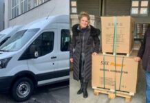 Links: Minibusse für die psychosoziale Versorgung. Rechts: Bezirksbürgermeisterin Kirstin Bauch und Bezirksstadtrat Oliver Schruoffeneger bei der Versendung der Generatoren. Bild: BACW
