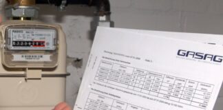 Die GASAG senkt die Preise. Bild: IMAGO / Petra Schneider Teure Gasrechnung - Gasrechnung vor einem Gaszähler - Berlin, Objekte , Symbolfoto; 2005, Berlin, GASAG, Rechnung, Rechnungen, Abrechnung, Abrechnungen, Gasverbrauch, Verbrauch, Gasabrechnung, Jahresabrechnung, Energieverbrauch, Gas, teuer, hohe, hoch, Nachzahlung, Nachzahlungen, Schriftzug, Gaszähler, Zähler, Gasuhr, Gaspreis, Gaspreise; , quer, Kbdig, Einzelbild, Deutschland, , Energie, Wirtschaft, Versorger