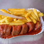 Auch bei Bundeswehrsoldaten beliebt: die Berliner Currywurst (hier mit Beilage). Bild: IMAGO/Schöning