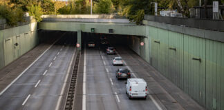 Im Tunnel Ortskern Tegel wird die Beleuchtung erneuert. Bild: IMAGO/Jürgen Ritter